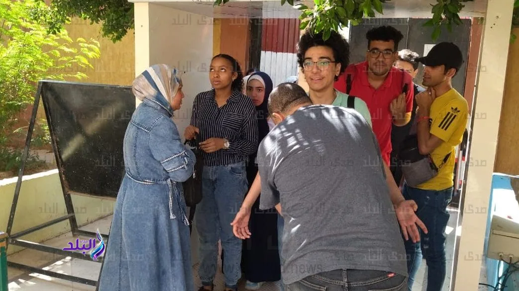 الطلاب يتجهون إلى لجان امتحانات الثانوية العامة لأداء مادة “العربي” مع إجراءات تفتيش مشددة عند البوابات.
