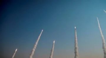 إيران تطلق أكثر من 30 صاروخًا نحو إسرائيل