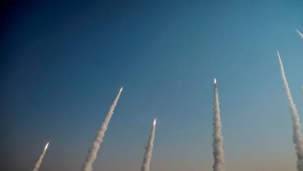 إيران تطلق أكثر من 30 صاروخًا نحو إسرائيل