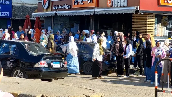 في ظل تدابير صارمة.. وصول طلاب الثانوية العامة في القليوبية لأداء امتحان اللغة العربية في ظل تدابير صارمة.. وصول طلاب الثانوية العامة في القليوبية لأداء امتحان اللغة العربية
