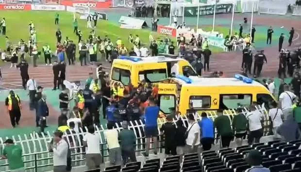حادث مؤسف في الجزائر: وفاة مشجع وإصابة 50 آخرين نتيجة انهيار حاجز في ملعب 5 يوليو. حادث مؤسف في الجزائر: وفاة مشجع وإصابة 50 آخرين نتيجة انهيار حاجز في ملعب 5 يوليو.