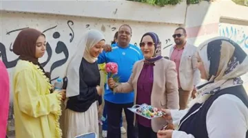لفتة إنسانية: تعليم الفيوم يضفي البهجة والسعادة على طلاب الثانوية العامة بتوزيع الورود والمياه