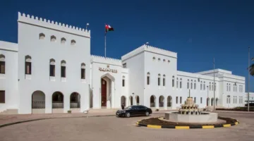 سلطنة عمان تعبر عن شديد قلقها واستنكارها جراء التصعيد الناتج عن الضربات الأمريكية على إيران.