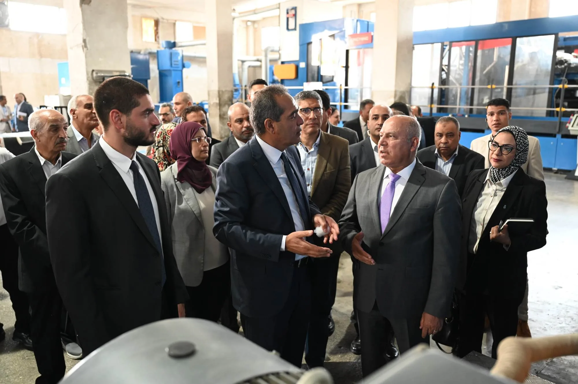 “الوزير” يناقش مع النجار والمستثمرين القضايا الرئيسية والتحديات في المنطقة وطرق معالجتها “الوزير” يناقش مع النجار والمستثمرين القضايا الرئيسية والتحديات في المنطقة وطرق معالجتها