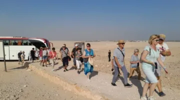 على الرغم من درجات الحرارة المرتفعة.. تزايد زيارة الوفود الأجنبية للمعالم الأثرية في المنيا