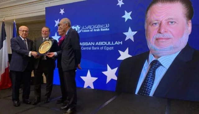 حسن عبدالله يتلقى جائزة محافظ العام 2025 من اتحاد البنوك العربية.