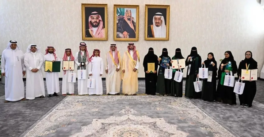 محافظ الطائف يكرّم الطلاب الفائزين بجوائز دولية في معرض ITEX 2025