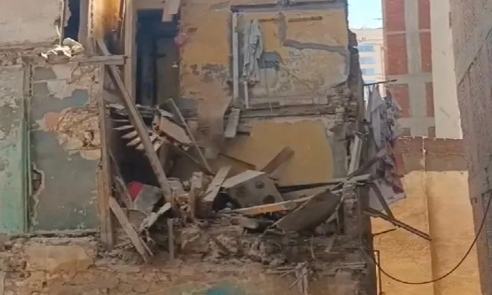 3 أفراد من عائلة واحدة مصابون.. نكشف عن أسماء ضحايا انهيار منزل في السيالة بالإسكندرية.