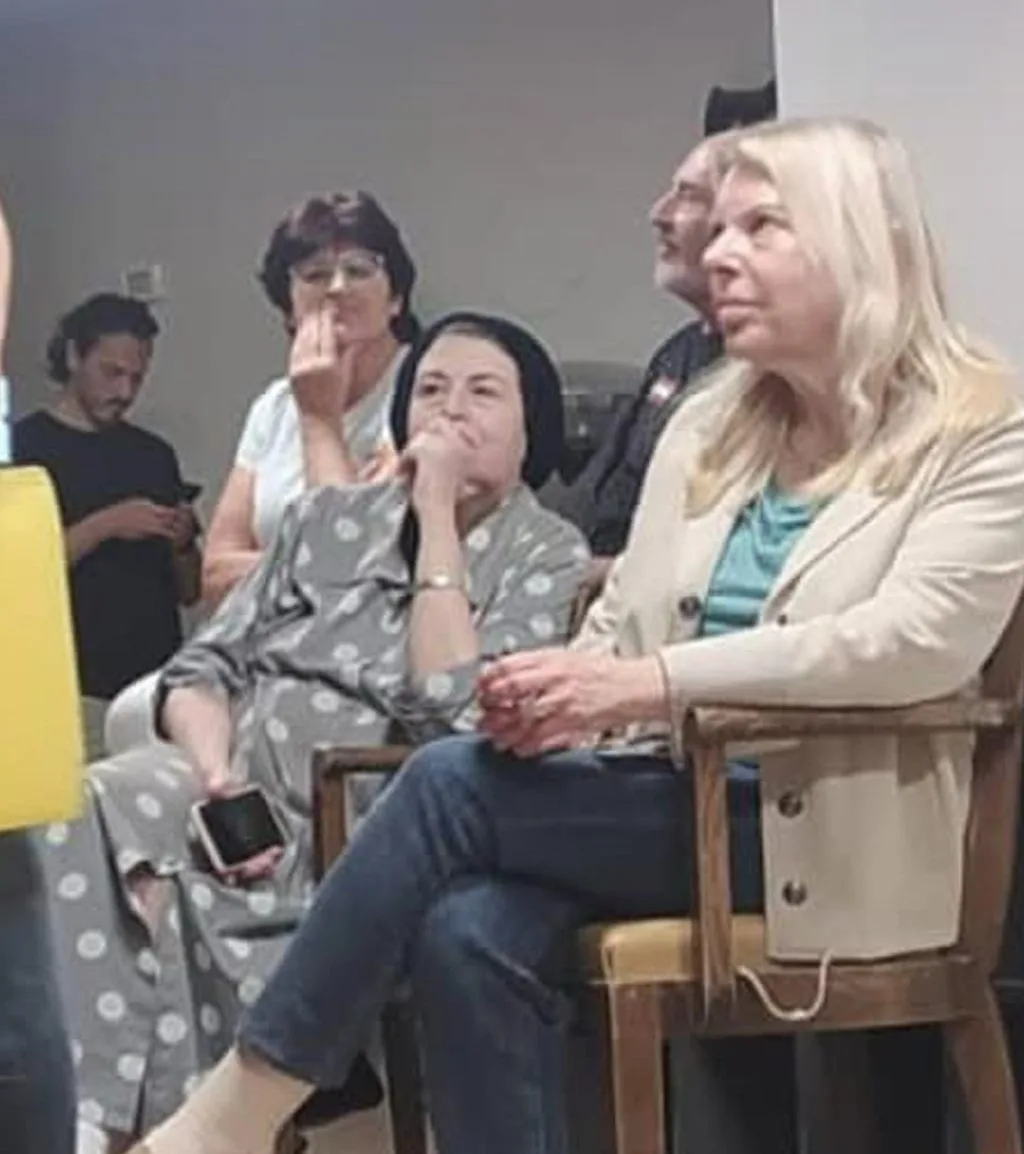 شاهد: سارة، زوجة نتنياهو، تختبئ في ملجأ هرباً من الصواريخ الإيرانية. شاهد: سارة، زوجة نتنياهو، تختبئ في ملجأ هرباً من الصواريخ الإيرانية.