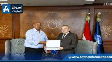 أسامة ربيع يكرم مشرفي محطة إرشاد القنطرة تقديراً لتصرفاتهم الجيدة خلال حادث جنوح السفينة