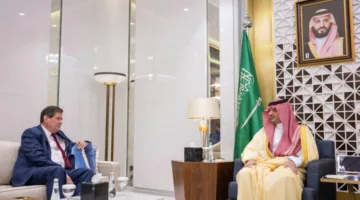 وزير الداخلية يلتقي بسفير المملكة المتحدة