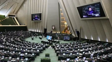 البرلمان الإيراني يوافق على الإغلاق المحتمل لمضيق هرمز
