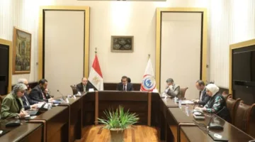 وزير الصحة يتباحث مع هيئتي الدواء والمشتريات الموحدة حول سبل تعزيز كفاءة واستدامة نظام التوريد.