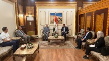 وزير الصحة المصري يلتقي بنظيره التونسي في مطار القاهرة الدولي