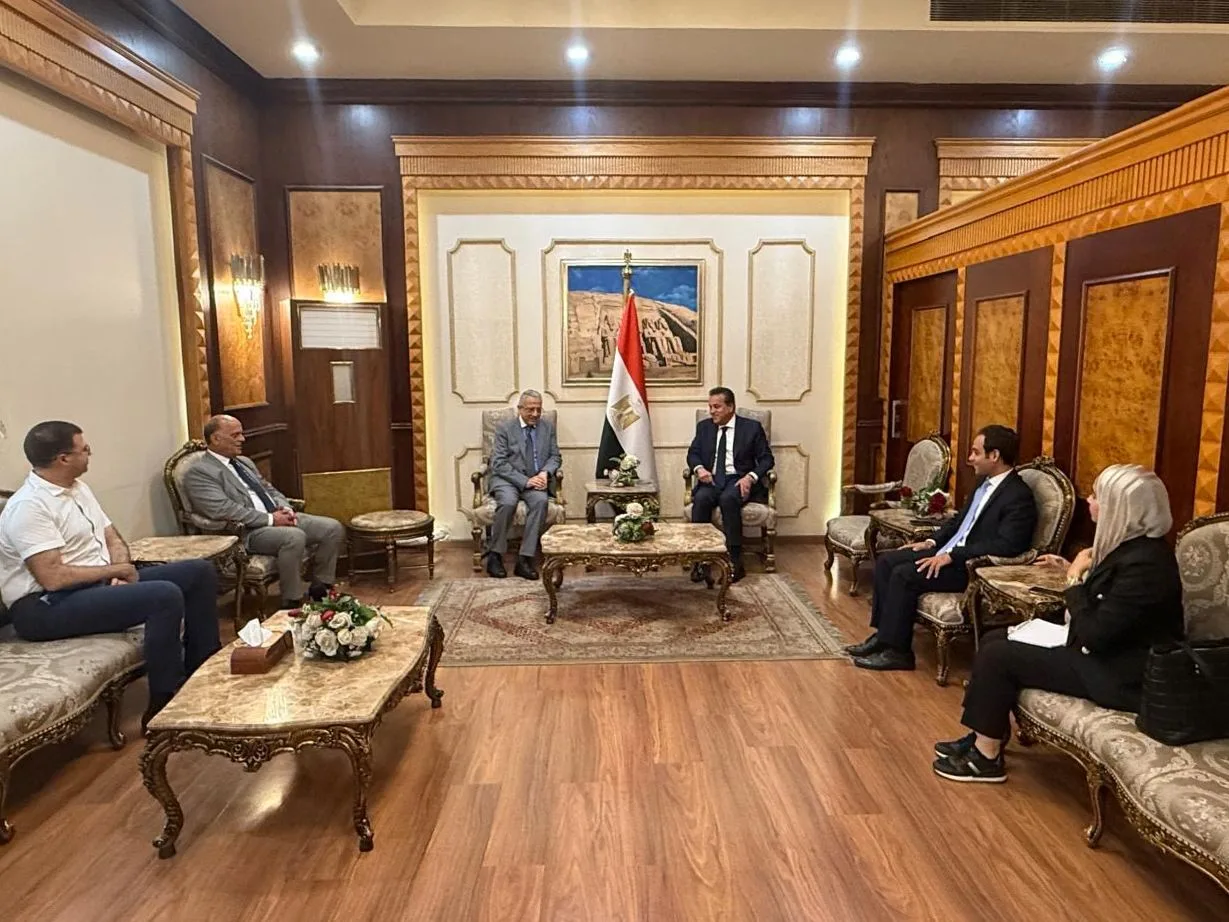 وزير الصحة المصري يلتقي بنظيره التونسي في مطار القاهرة الدولي