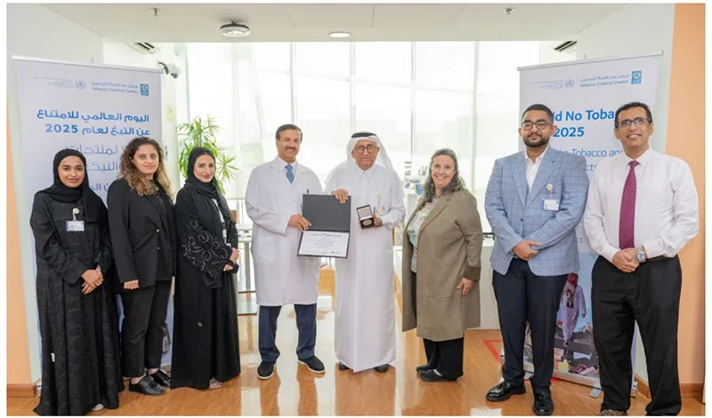 منظمة الصحة العالمية تكرّم مركز مكافحة التدخين في مستشفى حمد الطبية بجائزة مميزة. منظمة الصحة العالمية تكرّم مركز مكافحة التدخين في مستشفى حمد الطبية بجائزة مميزة.
