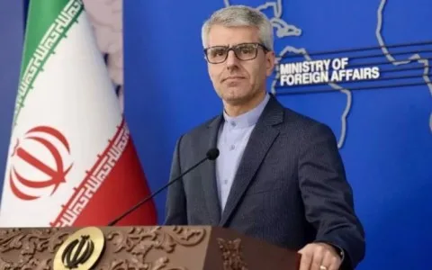 إيران تعلن استعدادها للدفاع عن نفسها “بكافة الوسائل المتاحة” بعد الهجمات الأميركية وتصفها بـ”عدوان غير مقبول من دولة تمتلك أسلحة نووية” إيران تعلن استعدادها للدفاع عن نفسها “بكافة الوسائل المتاحة” بعد الهجمات الأميركية وتصفها بـ”عدوان غير مقبول من دولة تمتلك أسلحة نووية”
