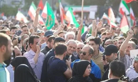 بمشاركة بزشكيان.. احتجاج كبير في طهران تنديدًا بالهجوم الأمريكي (صورة) بمشاركة بزشكيان.. احتجاج كبير في طهران تنديدًا بالهجوم الأمريكي (صورة)