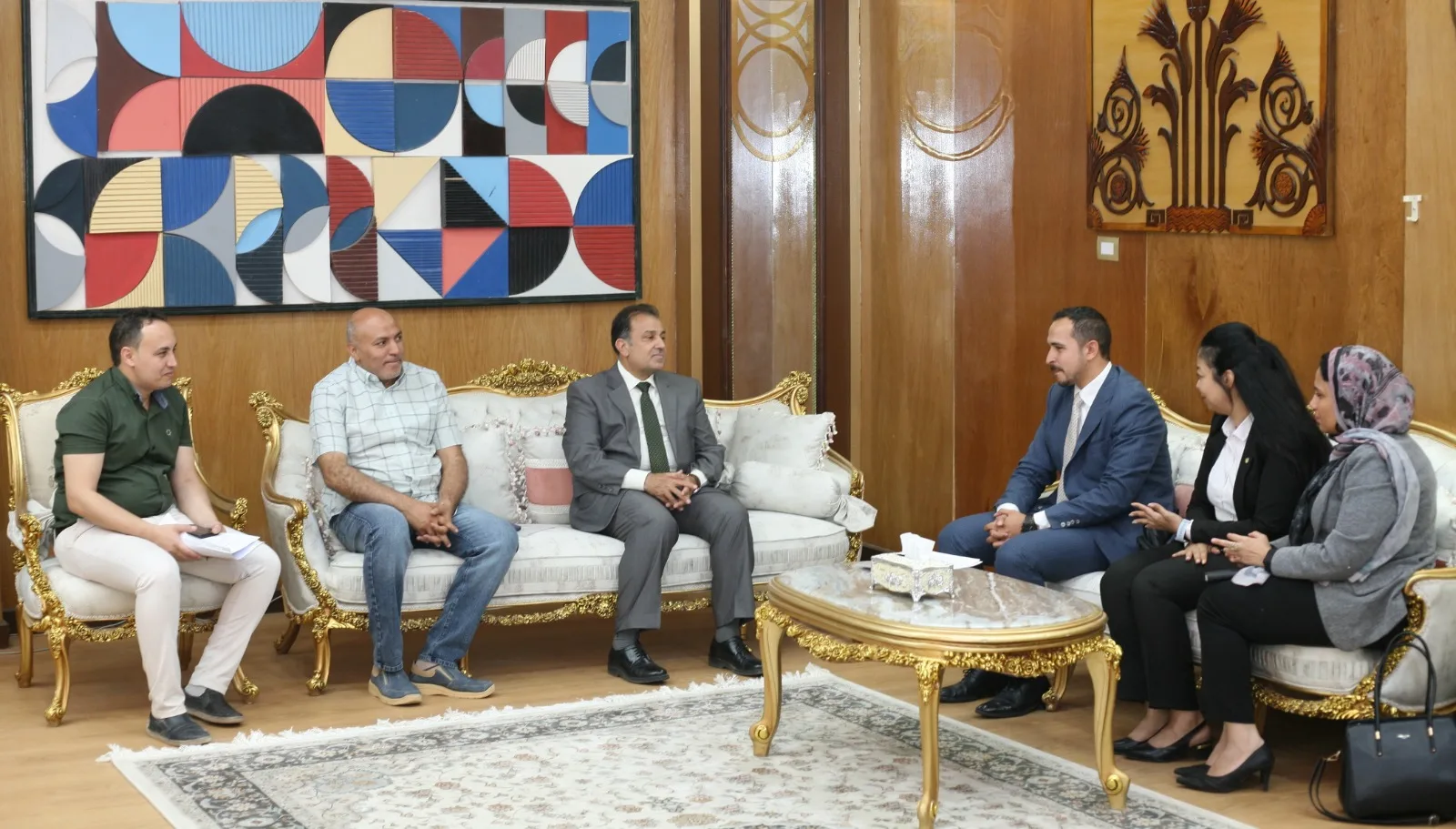 رئيس جامعة جنوب الوادي يلتقي بوفد من البنك الأهلي لمناقشة تعزيز التعاون المشترك