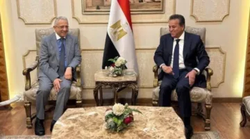 خالد عبدالغفار يستقبل وزير الصحة التونسي في مطار القاهرة الدولي