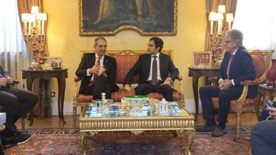 وزير الاتصالات يناقش مع مسؤولي الشركات التكنولوجية العالمية الكبرى فرص تعزيز استثماراتها وزير الاتصالات يناقش مع مسؤولي الشركات التكنولوجية العالمية الكبرى فرص تعزيز استثماراتها