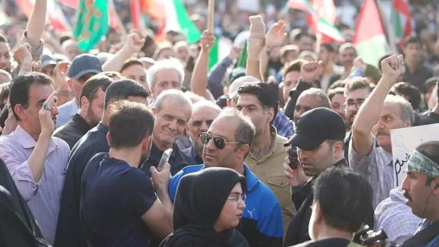 الرئيس الإيراني يشارك في تظاهرات بطهران احتجاجًا على الضربات الأمريكية. الرئيس الإيراني يشارك في تظاهرات بطهران احتجاجًا على الضربات الأمريكية.
