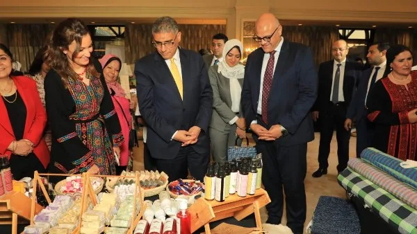 افتتاح معرض التراث في الجيزة بمشاركة 60 عارضاً، والمحافظ يؤكد: المعرض يعكس تأييد الصناعات الحرفية. افتتاح معرض التراث في الجيزة بمشاركة 60 عارضاً، والمحافظ يؤكد: المعرض يعكس تأييد الصناعات الحرفية.