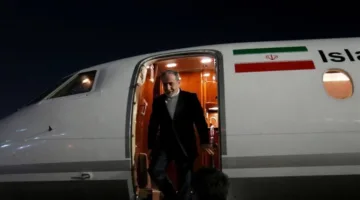 وزير الخارجية الإيراني يصل موسكو للإجتماع مع بوتين