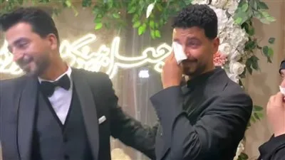 محمد أنور يذرف الدموع خلال عقد قران شقيقه: كنت أظن أنني سأبكي فقط في أفراح بناتي. محمد أنور يذرف الدموع خلال عقد قران شقيقه: كنت أظن أنني سأبكي فقط في أفراح بناتي.