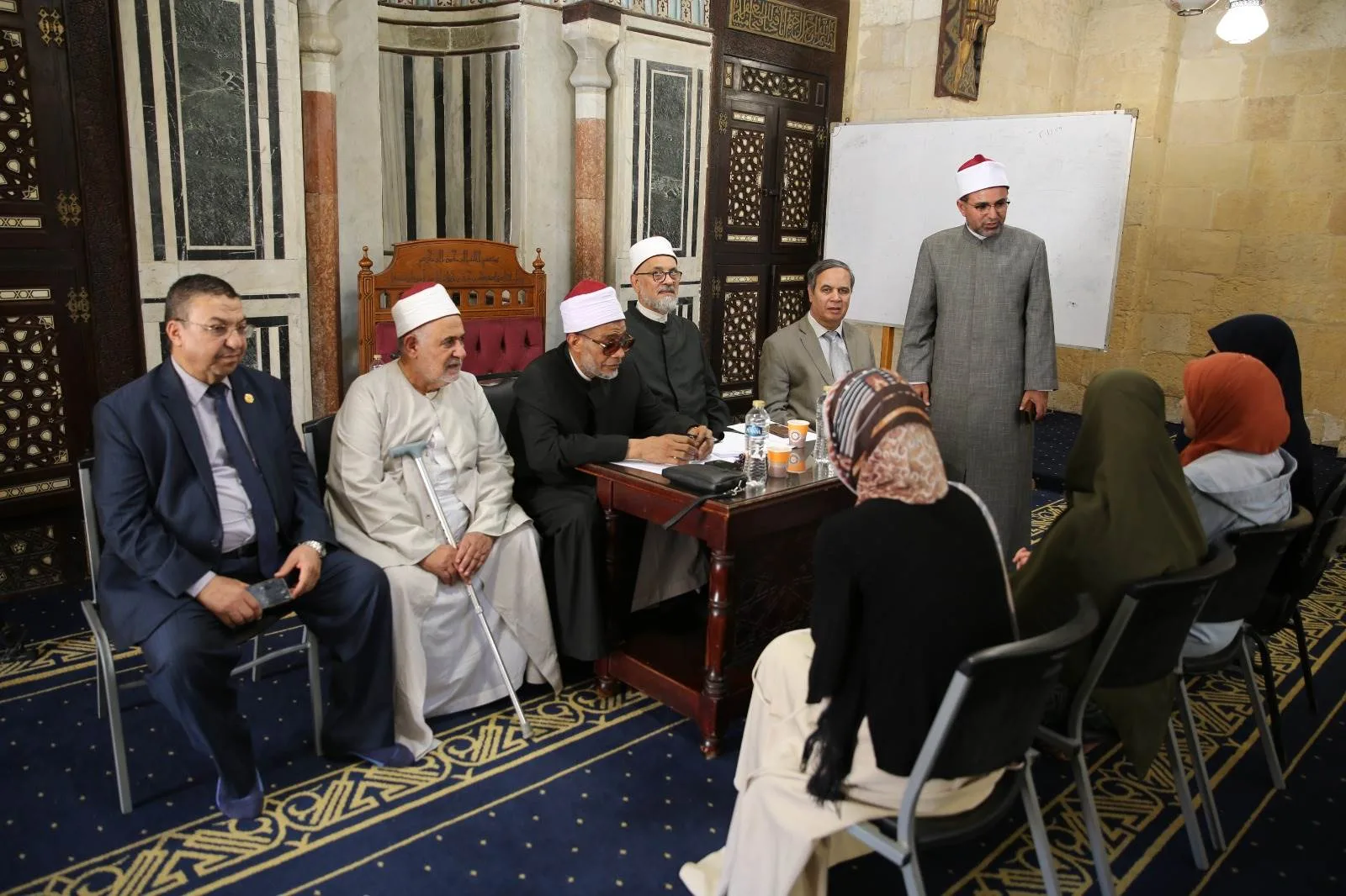 المسؤول عن الأروقة ومدير جامع الأزهر يزوران امتحانات الدورة الأولى لبرنامج العمل بالرواق الأزهري المسؤول عن الأروقة ومدير جامع الأزهر يزوران امتحانات الدورة الأولى لبرنامج العمل بالرواق الأزهري