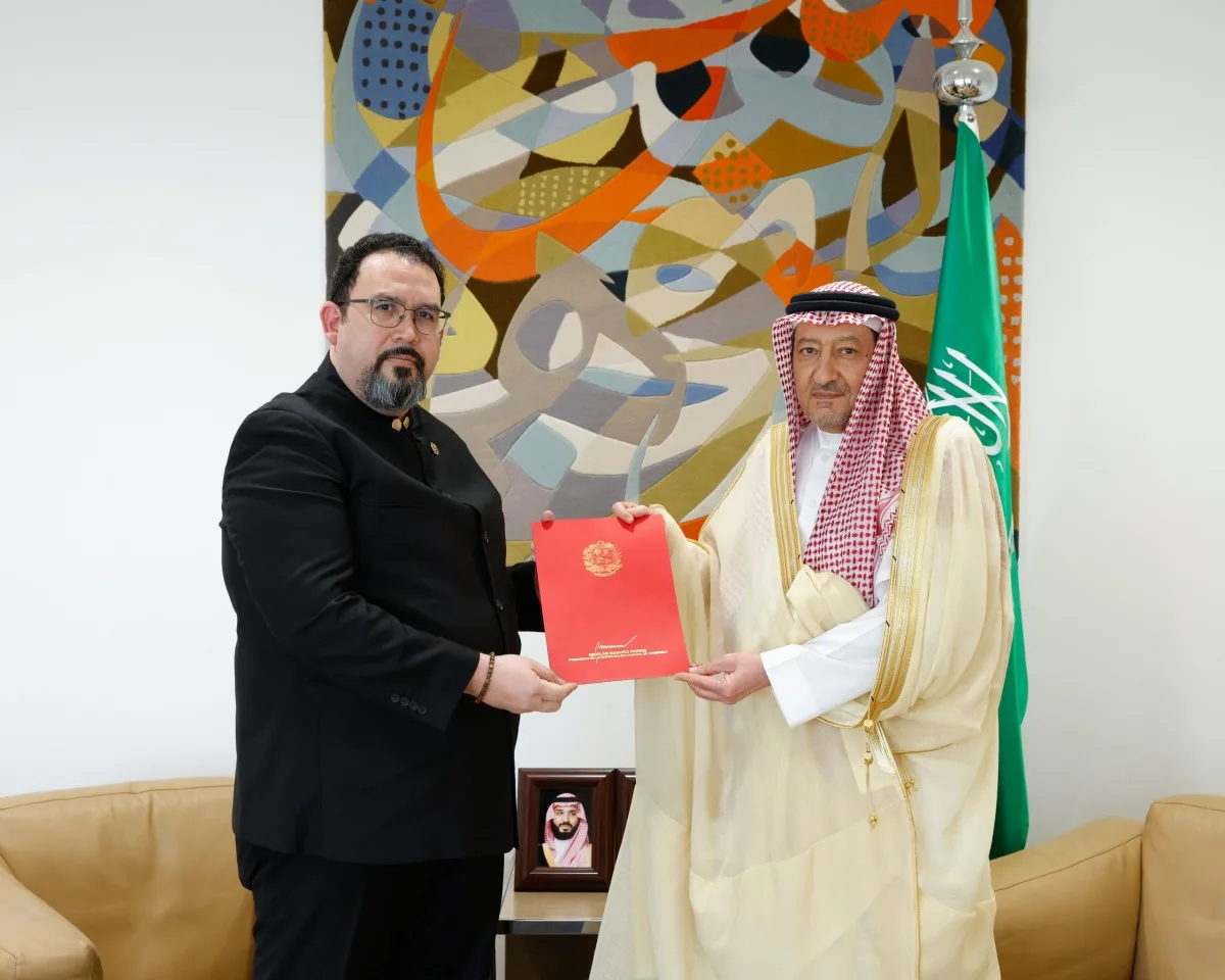 خادم الحرمين الشريفين يستقبل رسالة مكتوبة من رئيس فنزويلا تتعلق بالعلاقات الثنائية بين الدولتين. خادم الحرمين الشريفين يستقبل رسالة مكتوبة من رئيس فنزويلا تتعلق بالعلاقات الثنائية بين الدولتين.
