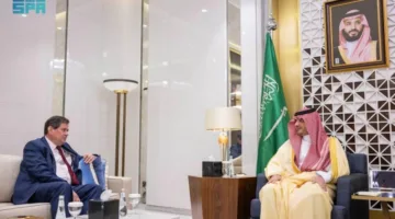 وزير الداخلية يودع السفير البريطاني ويستقبل السفير العماني