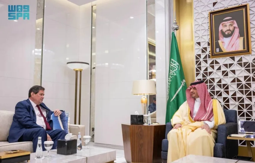 وزير الداخلية يودع السفير البريطاني ويستقبل السفير العماني وزير الداخلية يودع السفير البريطاني ويستقبل السفير العماني
