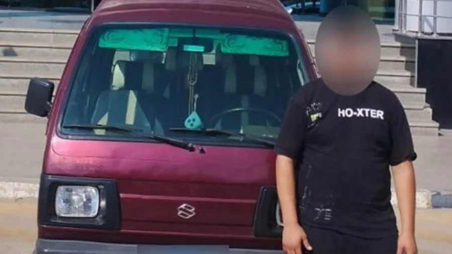 إلقاء القبض على شخص بسبب قيادته المتهورة وأداء حركات استعراضية بالسيارة في أحد شوارع الجيزة. إلقاء القبض على شخص بسبب قيادته المتهورة وأداء حركات استعراضية بالسيارة في أحد شوارع الجيزة.