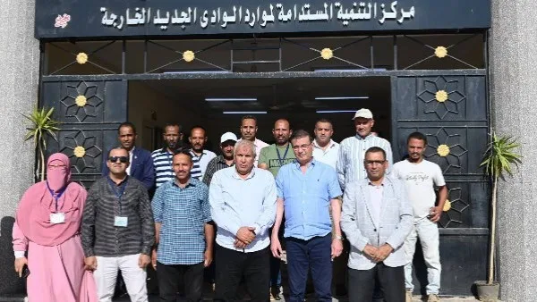 أخبار الوادي الجديد: وزراء الزراعة والري والمحافظ يقومون بزيارة مركز بحوث الصحراء.. ومجهول يتسبب في اشتعال النيران بالمقابر أخبار الوادي الجديد: وزراء الزراعة والري والمحافظ يقومون بزيارة مركز بحوث الصحراء.. ومجهول يتسبب في اشتعال النيران بالمقابر