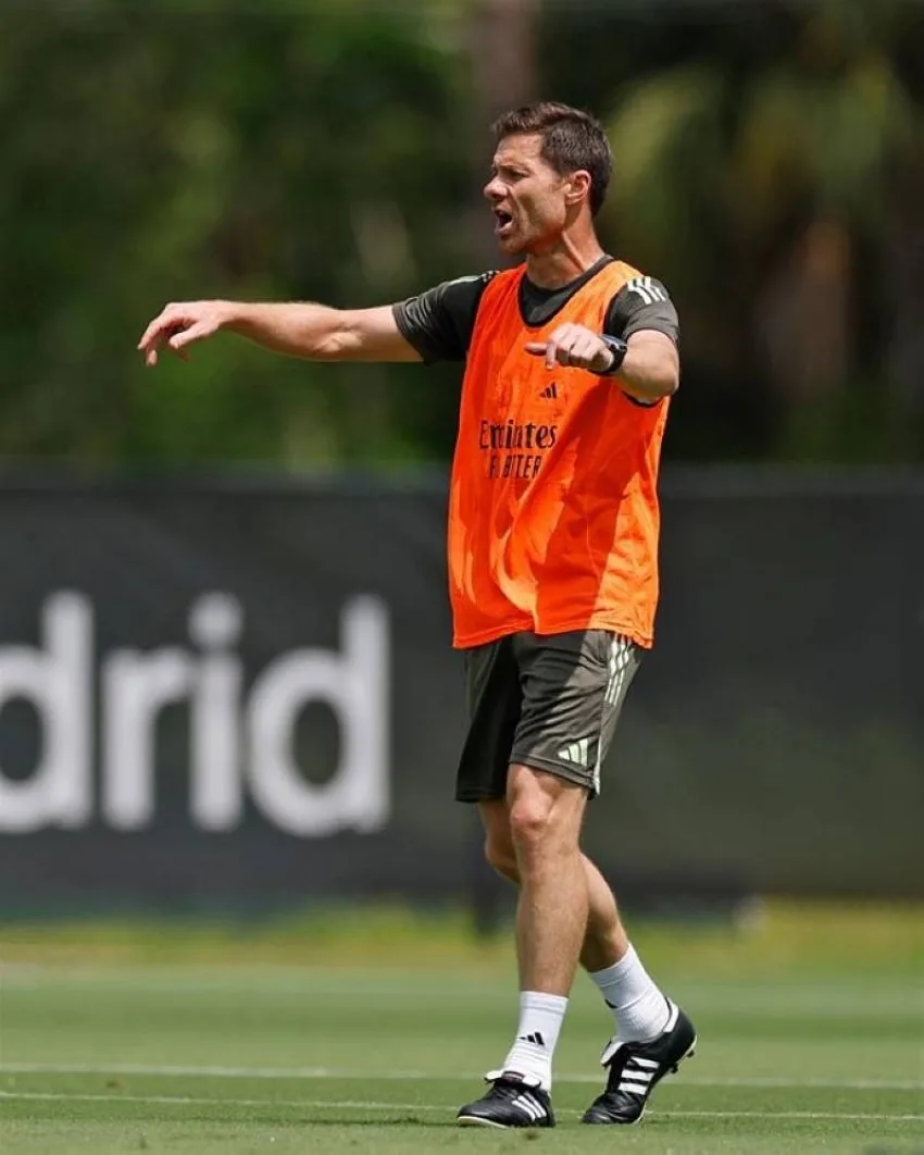 تشابي يعقد شراكة مع «دورون» في تدريب ريال مدريد