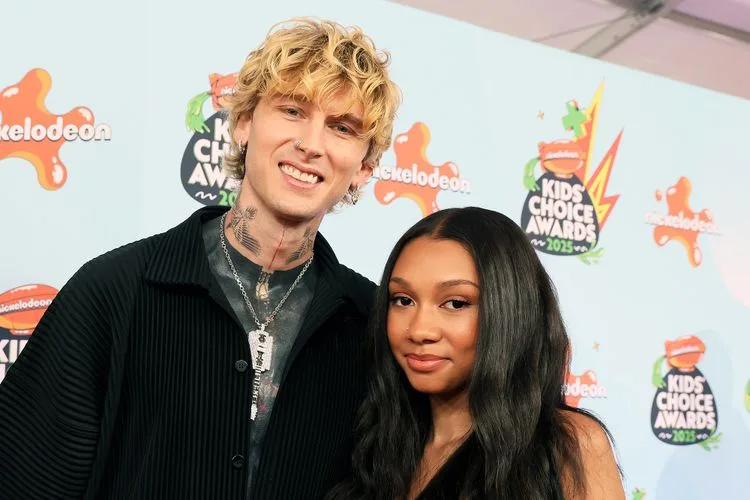 MGK يثني على ابنته كاسي خلال الحضور على السجادة البرتقالية: أنا أبرز داعم لها MGK يثني على ابنته كاسي خلال الحضور على السجادة البرتقالية: أنا أبرز داعم لها