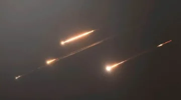 عاجل.. ظهور أجرام طائرة غير معروفة في سماء طهران