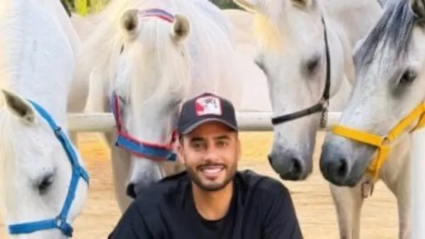 عصام السقا يتألق برفقة الخيول العربية: ما أجمل خلق الله!