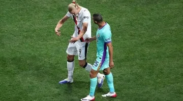 رامي ربيعة وهالاند في حديث جانبي خلال مباراة مانشستر سيتي في كأس العالم.. صور
