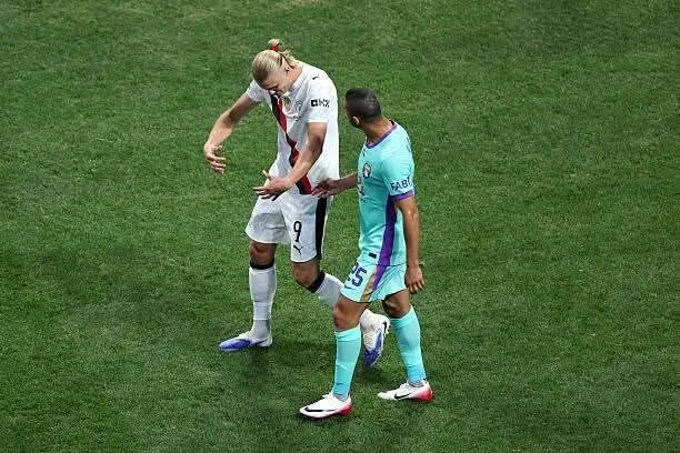 رامي ربيعة وهالاند في حديث جانبي خلال مباراة مانشستر سيتي في كأس العالم.. صور