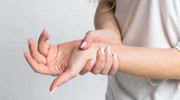 اهتزاز اليدين… ظاهرة شائعة قد تشير إلى مشكلات صحية خطيرة