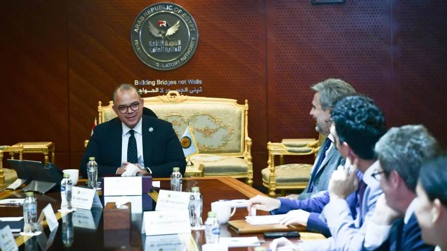 رئيس الهيئة الرقابية المالية يتناقش مع السفير الإيطالي حول جهود تعزيز القطاع المالي خارج المصارف وفرص التعاون المتاحة.