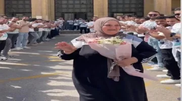 لفتة إنسانية مؤثرة: طلاب هندسة الإسكندرية يحيون ممرًا شرفيًا لتكريم عاملة بالكلية