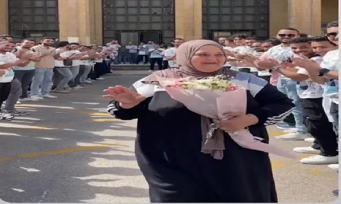 لفتة إنسانية مؤثرة: طلاب هندسة الإسكندرية يحيون ممرًا شرفيًا لتكريم عاملة بالكلية