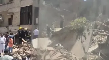 عاجل.. إنقاذ شخصين من تحت أنقاض مبنى منهار في شبرا مصر (صور)