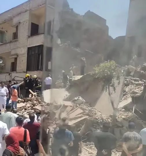عاجل.. إنقاذ شخصين من تحت أنقاض مبنى منهار في شبرا مصر (صور)