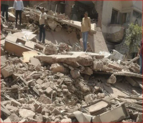 الأمن يقوم بإخلاء المباني المحيطة بعقار شبرا المتداعي. الأمن يقوم بإخلاء المباني المحيطة بعقار شبرا المتداعي.