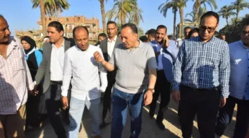 محافظ أسيوط يقوم بجولة ميدانية لمتابعة تطوير طريق “نجع سبع – منقباد”.. خطوات سريعة لمعالجة أزمة الكوبري