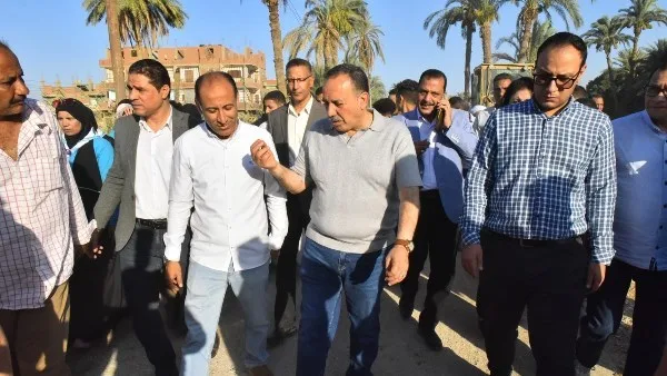 محافظ أسيوط يقوم بجولة ميدانية لمتابعة تطوير طريق “نجع سبع – منقباد”.. خطوات سريعة لمعالجة أزمة الكوبري محافظ أسيوط يقوم بجولة ميدانية لمتابعة تطوير طريق “نجع سبع – منقباد”.. خطوات سريعة لمعالجة أزمة الكوبري